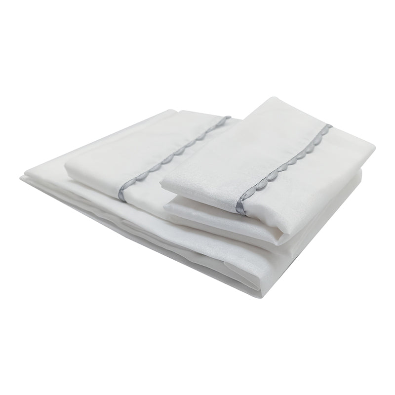 Sabana-Ajustable-dos-Fundas-de-Almohada-Blanco-Brdado-Gris